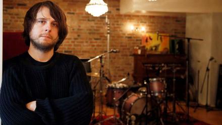 Experimentierfreudig. Sänger, Gitarrist und Produzent Tobias Siebert, 38, in seinem Studio am Schlesischen Tor.