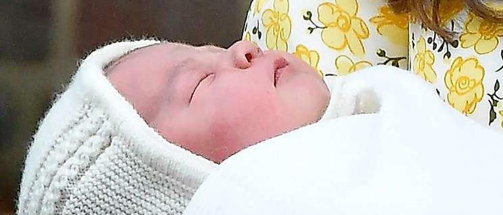 Ein Mädchen. Kate und William zeigten sich mit dem Baby vor dem Krankenhaus in London. 