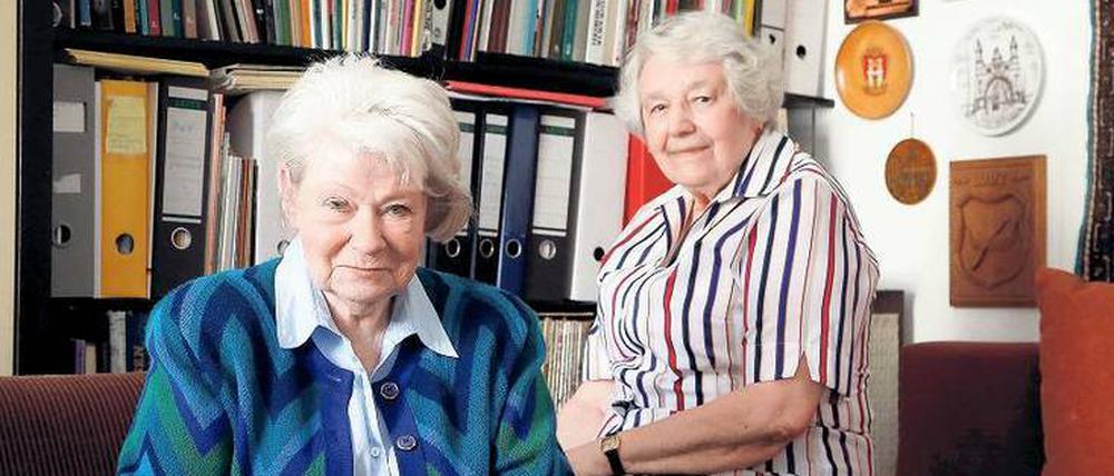 Die Freundinnen Ursula Mechler (l.) und Christa Suhr in Mechlers Wohnung.