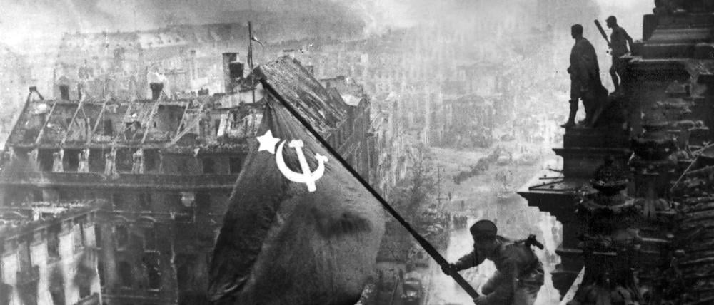Das Bild entstand 33 Stunden nach der Stürmung. Die Rauchwolken wurden naträglich ins Bild gesetzt.