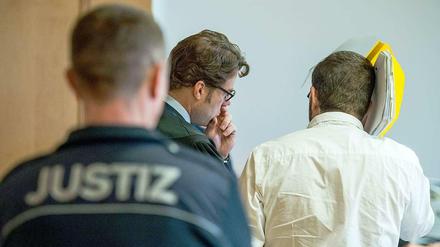 Dmutmaßliche "Maskenmann" Mario K. im Gericht. 