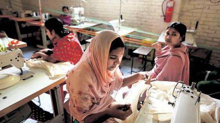 Es muss weitergehen. Einige Frauen, die das Unglück in Bangladesch überlebt haben, arbeiten jetzt in einer anderen Fabrik als Näherinnen. 