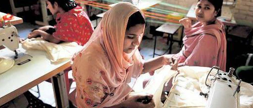 Es muss weitergehen. Einige Frauen, die das Unglück in Bangladesch überlebt haben, arbeiten jetzt in einer anderen Fabrik als Näherinnen. 
