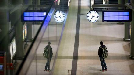Gähnend leer die Bahnsteige oder rappelvoll die wenigen Züge - das sind wohl die Aussichten bei der Bahn für die kommenden Tage.