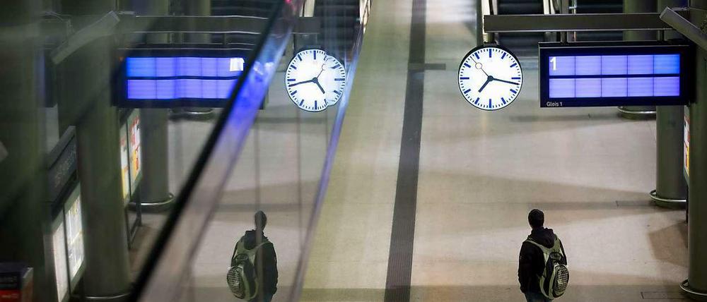 Gähnend leer die Bahnsteige oder rappelvoll die wenigen Züge - das sind wohl die Aussichten bei der Bahn für die kommenden Tage.