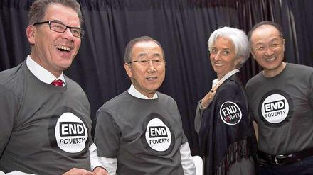 Viel Spaß Backstage: Der Präsident der Weltbank, Jim Yong Kim (r), Christine Lagard, die Direktorin des Internationalen Währungsfonds, Un Generalsekretär Ban Ki Moon und der deutsche Entwicklungsminister Gerd Müller beim Global Citizen Earth Day in der Washington Mall in Washington. 