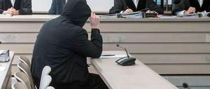 Der Angeklagte Stefan B. sitzt am 25. Februar 2015 im Gerichtssaal des Landgerichts in Ingolstadt (Bayern). Jetzt wurde er zu lebenslanger Haft verurteilt.