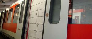Hier kommt keiner mehr rein: In der Hamburger S-Bahn waren "Handwerker" am Werk. 