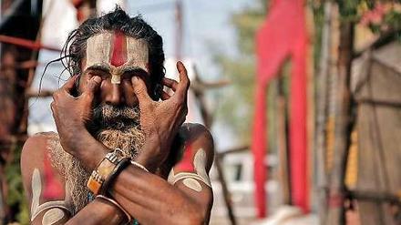 Hatha Yogi Baba ist ein Sadhu, ein heiliger Mann, der sich in Askese und Yoga übt - und ein Findelkind aufzieht.