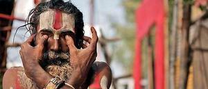 Hatha Yogi Baba ist ein Sadhu, ein heiliger Mann, der sich in Askese und Yoga übt - und ein Findelkind aufzieht.