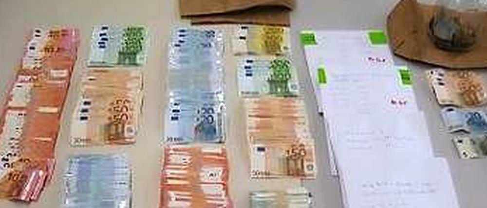 37.000 Euro fanden die Beamten in der "Bunkerwohnung" - mutmaßlicher Handelserlös.