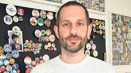 Mark Wiechert im Geschäft von "dailybuttons": Die erste manuelle Buttonmaschine "Herbert" musste einer halbautomatischen weichen. Zu viele Kunden, zu viele Buttons, zu wenig Zeit. 