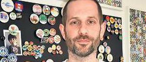 Mark Wiechert im Geschäft von "dailybuttons": Die erste manuelle Buttonmaschine "Herbert" musste einer halbautomatischen weichen. Zu viele Kunden, zu viele Buttons, zu wenig Zeit. 