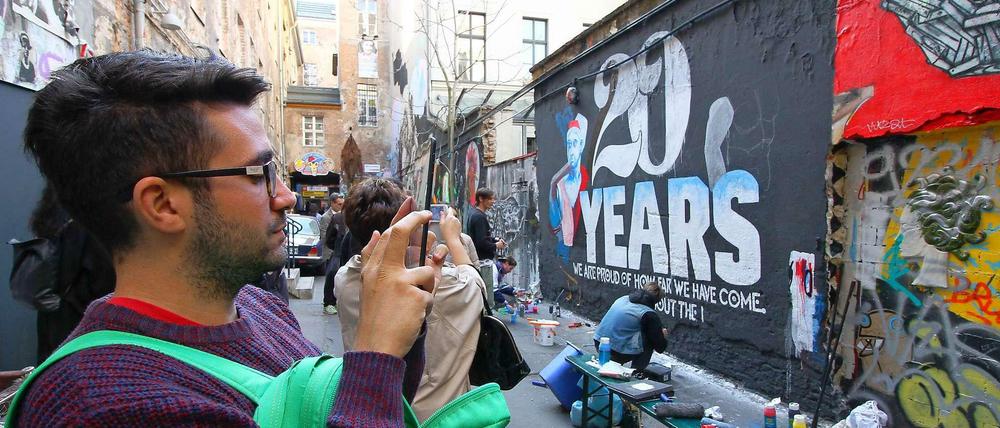 Die bunten Hofmauern werden jeden Tag unzählige Male fotografiert. Hier entsteht gerade das Wandbild zum 20-jährigen Jubiläum des Vereins Schwarzenberg. Er hat das Haus zu dem gemacht hat, was es heute ist.