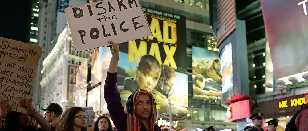"Disarm the Police" (Entwaffnet die Polizei) steht auf diesem Schild eines Demonstranten in New York am Mittwoch.