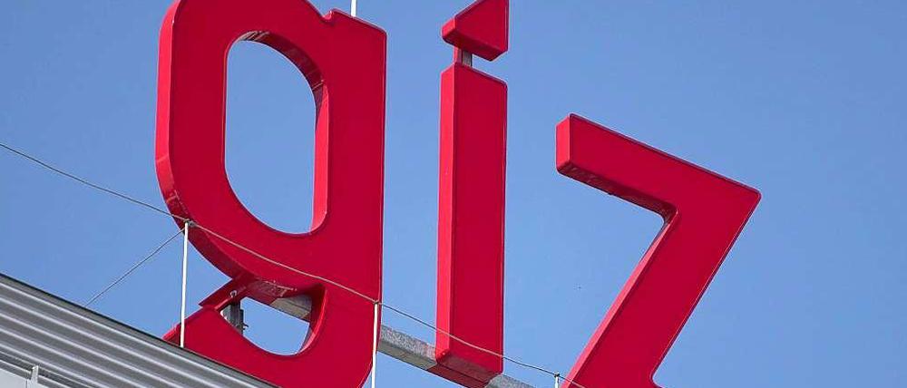 Das Logo der GIZ auf dem Dach der Zentrale in Eschborn.