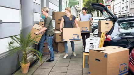 Ein Wohnungswechsel kostet nicht nur Nerven, sondern auch Geld. Wer Profis engagiert, muss je nach Angebot zwischen 150 und 800 Euro zahlen. Man kann aber Freunde und Familie um Hilfe bitten. 
