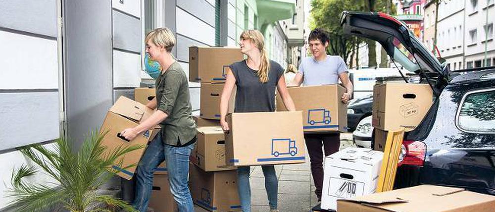 Ein Wohnungswechsel kostet nicht nur Nerven, sondern auch Geld. Wer Profis engagiert, muss je nach Angebot zwischen 150 und 800 Euro zahlen. Man kann aber Freunde und Familie um Hilfe bitten. 