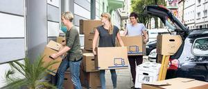Ein Wohnungswechsel kostet nicht nur Nerven, sondern auch Geld. Wer Profis engagiert, muss je nach Angebot zwischen 150 und 800 Euro zahlen. Man kann aber Freunde und Familie um Hilfe bitten. 