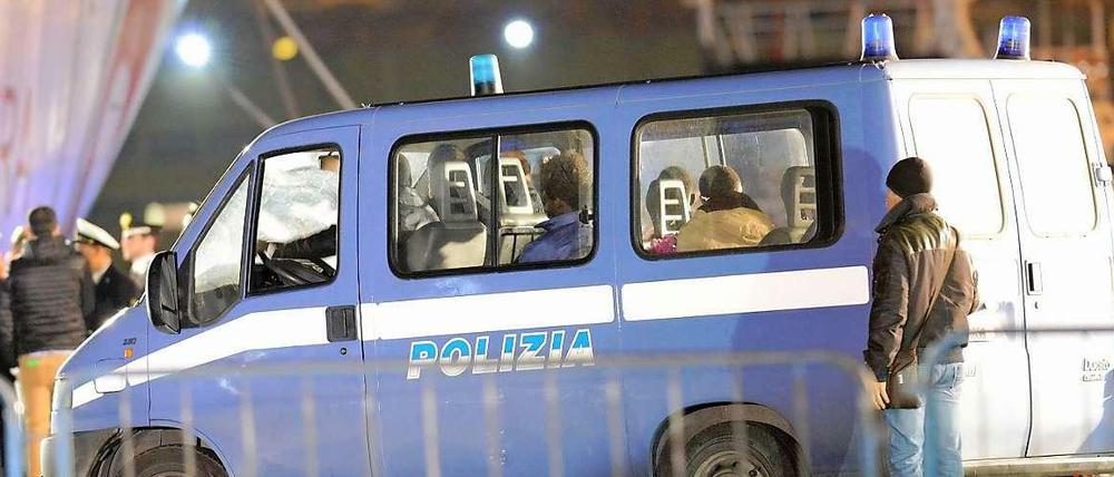 Flüchtlinge, die die Katastrophe im Mittelmeer überlebt haben, in einem Fahrzeug der italienischen Polizei in der Stadt Catania auf Sizilien.