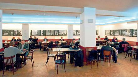 Regionales Essen, interessante Tischnachbarn. In der Kantine des Theaters am Schiffbauerdamm begegnet man Schauspielern und Regisseuren. 