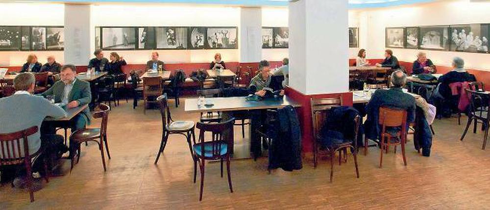 Regionales Essen, interessante Tischnachbarn. In der Kantine des Theaters am Schiffbauerdamm begegnet man Schauspielern und Regisseuren. 