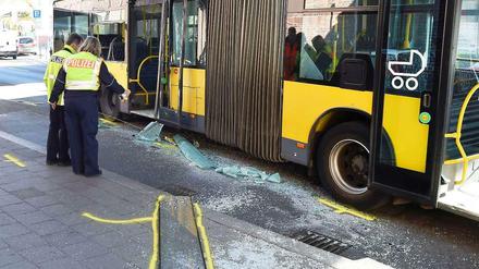 Am S-Bahnhof Mahlsdorf sind am Morgen zwei Busse der BVG zusammengestoßen. Fünf Menschen wurden verletzt, zwei von ihnen schwer.