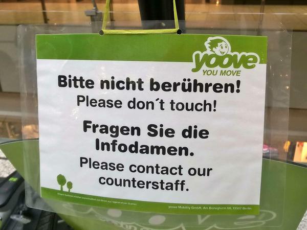"Bitte nicht berühren!" Gemeint sind die Segways in den Potsdamer Platz Arcaden. Auskunft geben dort "Infodamen".