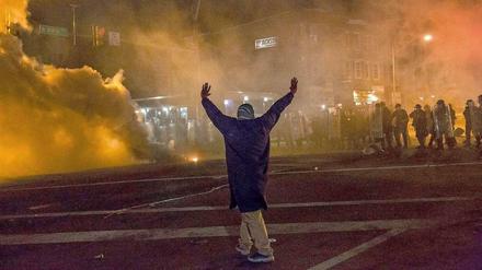 Kurz nach Beginn der Ausgangssperre ging die Polizei mit Rauchbomben gegen die Demonstranten vor.