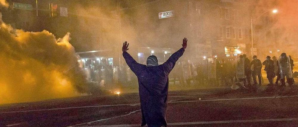 Kurz nach Beginn der Ausgangssperre ging die Polizei mit Rauchbomben gegen die Demonstranten vor.