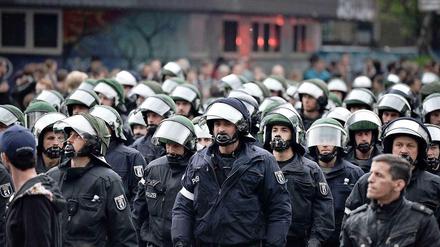 7000 Polizisten sollen dieses Jahr zum Einsatz kommen, wenn am 1.Mai in Berlin demonstriert wird. Die Polizei rechnet nicht mit Gewaltexzessen.