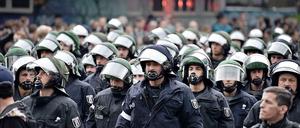 7000 Polizisten sollen dieses Jahr zum Einsatz kommen, wenn am 1.Mai in Berlin demonstriert wird. Die Polizei rechnet nicht mit Gewaltexzessen.