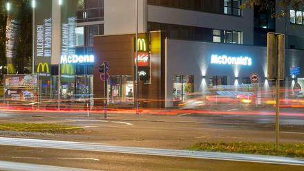 Das McDonald's Restaurant in Offenbach am Main: Auf dem Parkplatz des Restaurants war es zu dem gewaltsamen Übergriff auf die Studentin Tugce Albayrak gekommen. Eine Überwachungskamera hat alles gefilmt. 