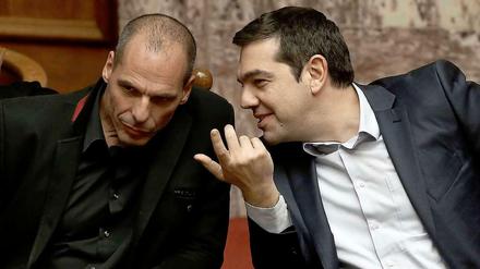 Gute Freunde? Griechenlands Premier Tsipras (r.) nimmt seinen Finanzminister erst einmal aus der Schusslinie.