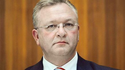Er lässt nichts raus: Innensenator Frank Henkel will sich nicht zu seiner Rolle bei Mensuren der "Sängerschaft Borussia" äußern.