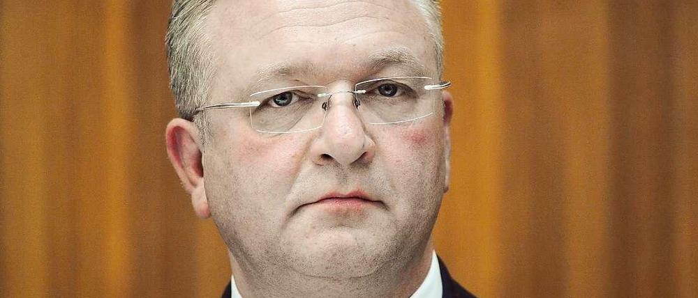 Er lässt nichts raus: Innensenator Frank Henkel will sich nicht zu seiner Rolle bei Mensuren der "Sängerschaft Borussia" äußern.
