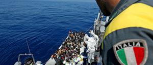 Ein italienisches Rettungsschiff nimmt auf dem Mittelmeer Flüchtlinge an Bord.