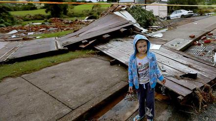 Ein Junge vor den Schäden der Unwetter in der australischen Stadt Dungog in New South Wales. 