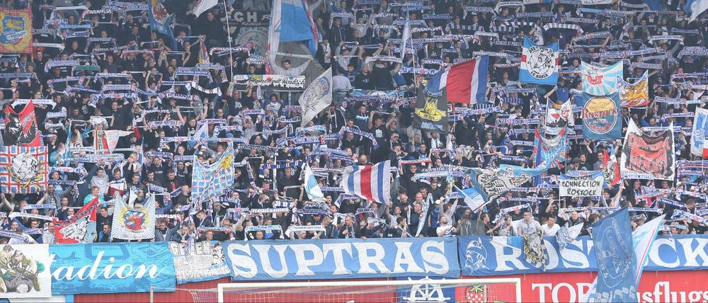 Große Diskrepanz. Hansas Fankurve lebt, dennoch ist der Verein am Ende