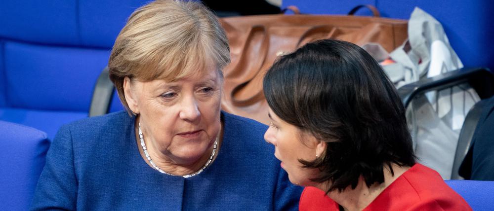 Bundeskanzlerin Angela Merkel und Annalena Baerbock im Bundestag.