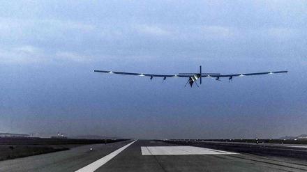 Der Sonnenflieger "Solar Impulse 2" hebt ab zur nächsten, schwierigsten Etappe seiner Reise. 