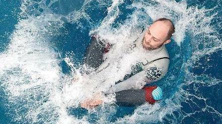 Platsch! Zur Saisoneröffnung im Freibad am Olympiastadion zeigte Splash-Diver Christian Guth, wie eine richtige Arschbombe aussieht. Anders als in anderen Freibädern wurde die Zieltemperatur von 24 Grad erreicht.
