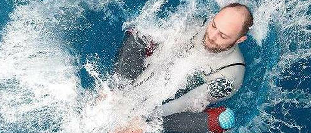 Platsch! Zur Saisoneröffnung im Freibad am Olympiastadion zeigte Splash-Diver Christian Guth, wie eine richtige Arschbombe aussieht. Anders als in anderen Freibädern wurde die Zieltemperatur von 24 Grad erreicht.