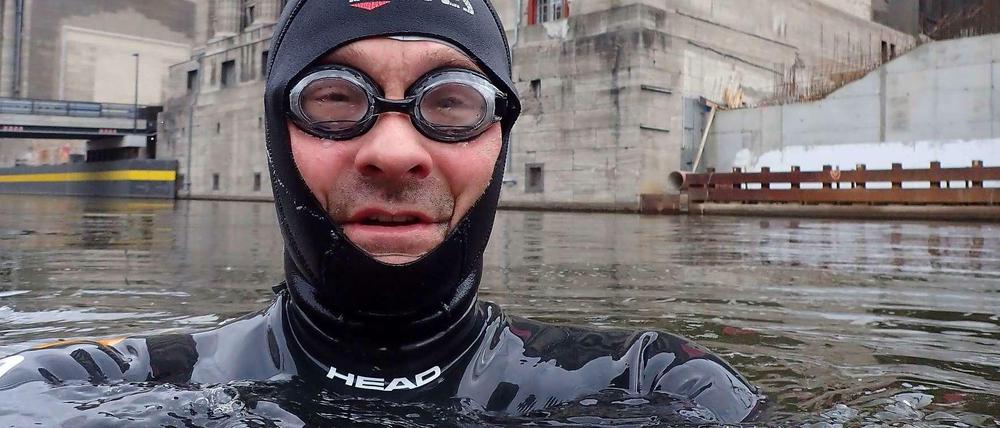 Martin Tschepe (50) geht ins Wasser: Seit 1974 Wettkampfschwimmer, seit fast 20 Jahren Redakteur der "Stuttgarter Nachrichten" und Werber in Sachen Flussbad.