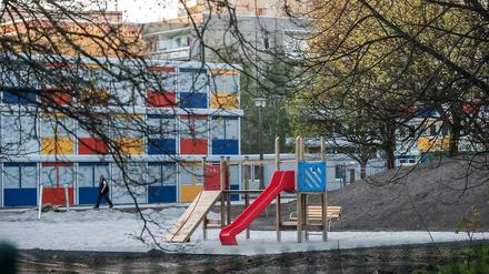 Es rutscht wohl auch mal etwas durch beim Lageso. Die Behörde muss einfach zu viele Flüchtlinge in kurzer Zeit unterbringen - hier ein neues Containergebäude in Buch.