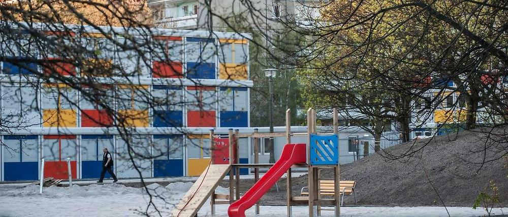 Es rutscht wohl auch mal etwas durch beim Lageso. Die Behörde muss einfach zu viele Flüchtlinge in kurzer Zeit unterbringen - hier ein neues Containergebäude in Buch.