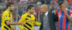 Bayern-Trainer Pep Guardiola mit Jerome Boateng sowie den Dortmundern Sokratis und Henrich Mchitarjan.