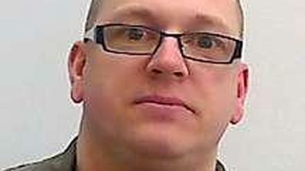 Das Fahndungsfoto der Polizei zeigt Detlef W., der aus der JVA Rheinbach bei Bonn geflohen ist. Der 43-Jährige verbüßt seit 2007 eine lebenslange Freiheitsstrafe wegen Mordes an einer Kölner Millionärin.