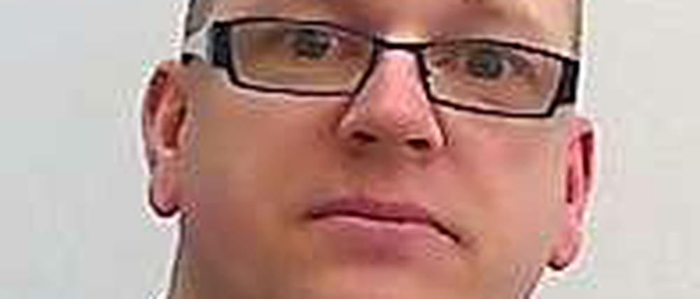 Das Fahndungsfoto der Polizei zeigt Detlef W., der aus der JVA Rheinbach bei Bonn geflohen ist. Der 43-Jährige verbüßt seit 2007 eine lebenslange Freiheitsstrafe wegen Mordes an einer Kölner Millionärin.