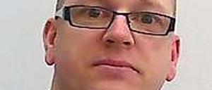 Das Fahndungsfoto der Polizei zeigt Detlef W., der aus der JVA Rheinbach bei Bonn geflohen ist. Der 43-Jährige verbüßt seit 2007 eine lebenslange Freiheitsstrafe wegen Mordes an einer Kölner Millionärin.